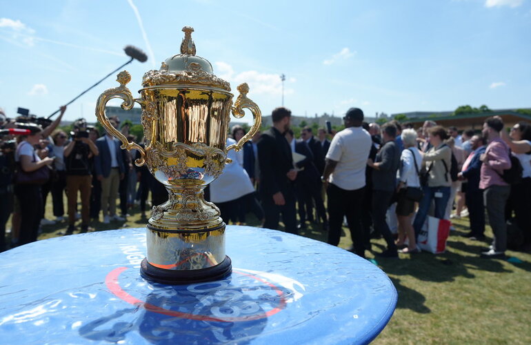 Coupe du monde de rugby: le trophée exposé à Gennevilliers à 100 jours du tournoi